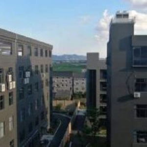 出售长安镇工业区50亩土地3万方厂房，1−5层，